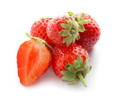 Beyaz arka planda olgun çilekler