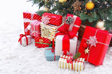 Köknar ağacının altında katta birçok Noel hediyeleri