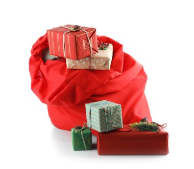 Beyaz arka planda hediyelerle dolu Noel Baba çantası