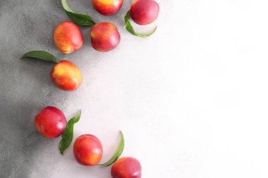 Işık arka plan üzerinde taze tatlı şeftali