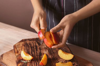 Kadın kesme taze tatlı şeftali, portre