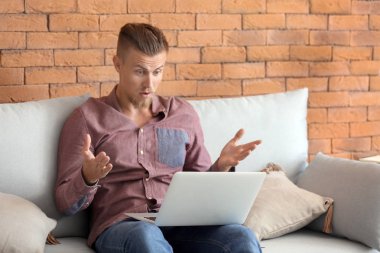 Duygusal freelancer laptop evde çalışma