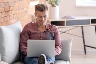 Yakışıklı freelancer laptop evde çalışma