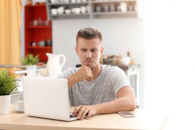 Mutfak içinde laptop üzerinde duygusal serbest meslek