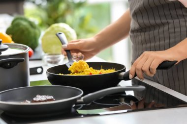 Kadın mutfakta etli pirinç pişirme