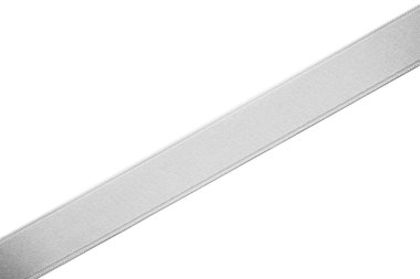 Beyaz arkaplanda gümüş kurdele