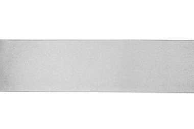 Beyaz arkaplanda gümüş kurdele