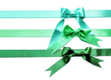 Beyaz arka plan üzerinde yay ile rengi saten şeritler