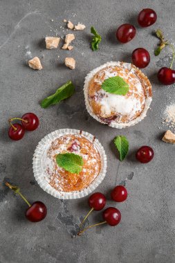 Lezzetli kek ve kiraz gri masada