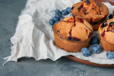 Lezzetli blueberry muffins gri masada