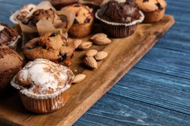 Ahşap masa üzerinde lezzetli kekler ile kurulu