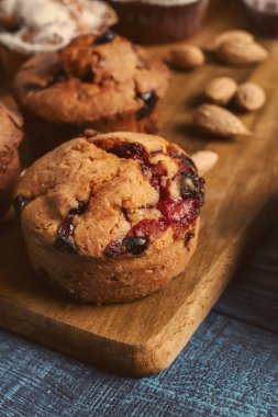 Kurul üzerinde ahşap masa, closeup lezzetli kekler ile