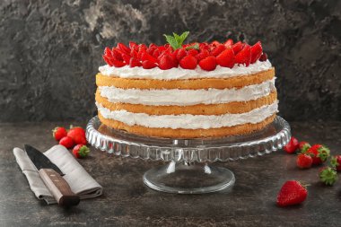 Lezzetli kek çilek gri tablo ile