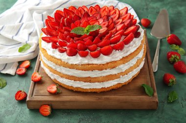 Yeşil tablo üzerinde çilek ile lezzetli pasta