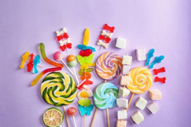 Lezzetli lolipop ve tatlılar renk arka plan üzerinde