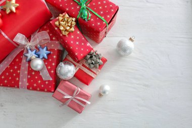 Beyaz ahşap masa üzerinde güzel Noel hediye kutuları