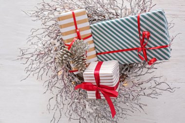 Beyaz masada güzel Noel hediye kutuları