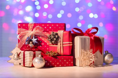 Güzel Noel hediye kutuları bulanık ışıklar karşı masada süslemeleri ile