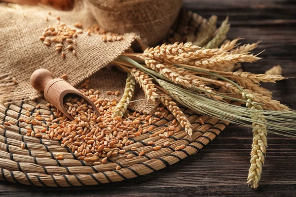 Schaufel Mit Rohem Weizen Und Stacheln Auf Holztisch — Stockfoto