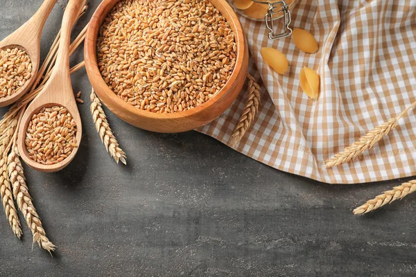 Ciotola Con Grano Crudo Tavola Grigia — Foto Stock