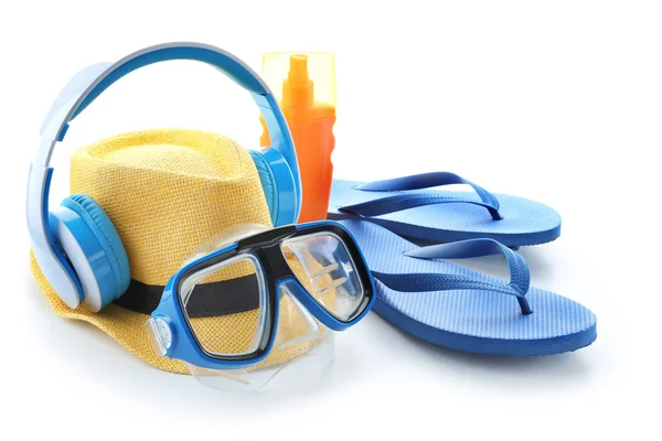 Stijlvolle Hoed Snorkelen Masker Hoofdtelefoons Slippers Witte Achtergrond — Stockfoto