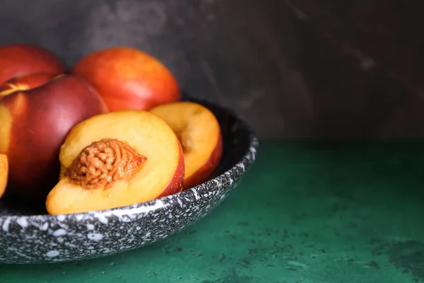 Plate Fresh Peaches Green Table Closeup — Stock Photo, Image