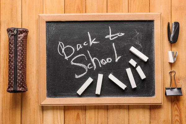 Små Svarta Tavlan Med Ord Tillbaka Till Skolan Och Brevpapper — Stockfoto