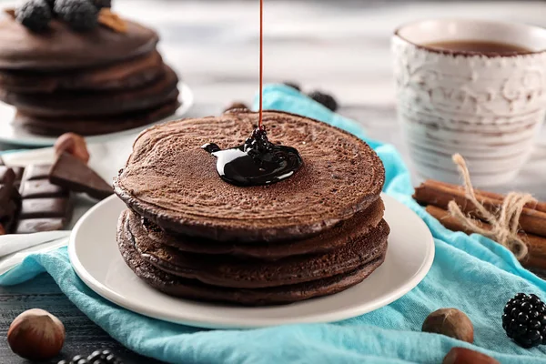 Gießen Von Süßer Soße Auf Leckere Schokoladenpfannkuchen Auf Dem Tisch — Stockfoto