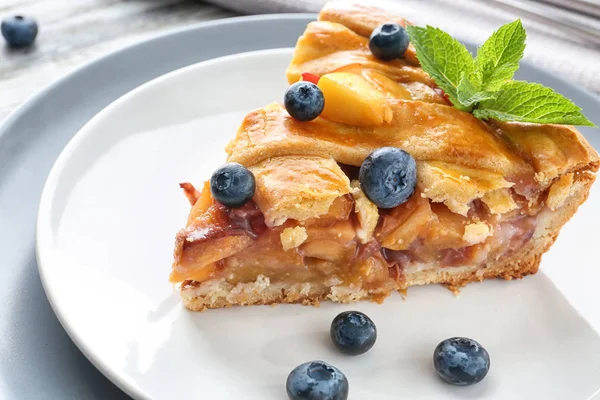 Шматок Смачного Домашнього Персикового Пирога Тарілці Крупним Планом — стокове фото