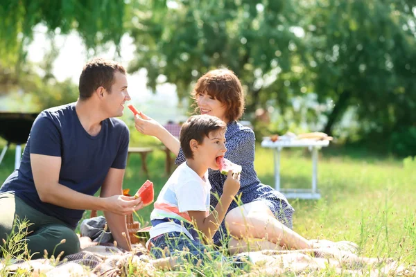 Família Feliz Comer Melancia Piquenique Verão Parque — Fotografia de Stock