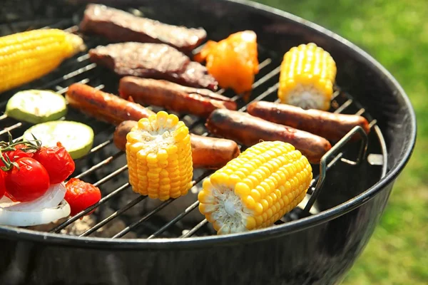 Smakelijk Vlees Met Groenten Worst Wordt Gekookt Barbecue Grill Buitenshuis — Stockfoto