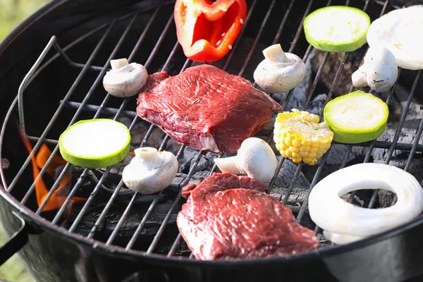 Smakelijke Steaks Groenten Koken Barbecue Grill Close — Stockfoto