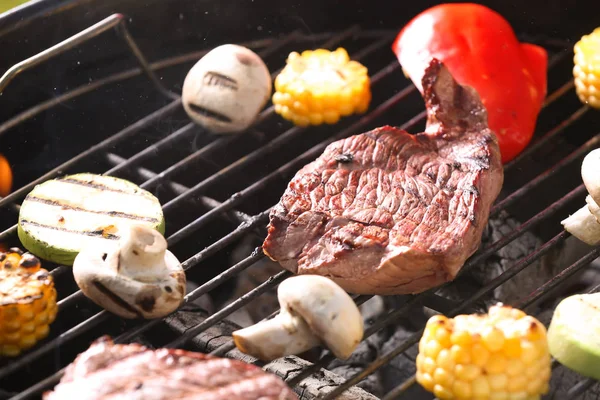 Tasty Steak Vegetables Cooking Barbecue Grill Closeup — Stock Photo, Image