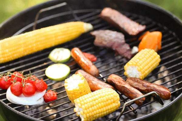 Carne Saborosa Com Legumes Salsichas Cozinhando Churrasqueira Livre — Fotografia de Stock