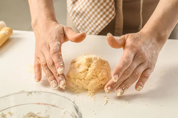 Frau Knetet Teig Hellem Tisch — Stockfoto