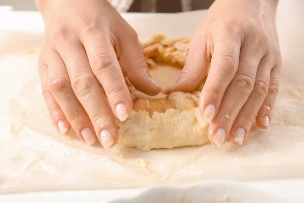 Kobieta Przygotowanie Brzoskwinia Galette Stole Zbliżenie — Zdjęcie stockowe