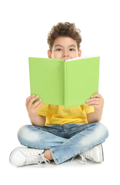 Schattige Kleine Jongen Lezen Boek Witte Achtergrond — Stockfoto