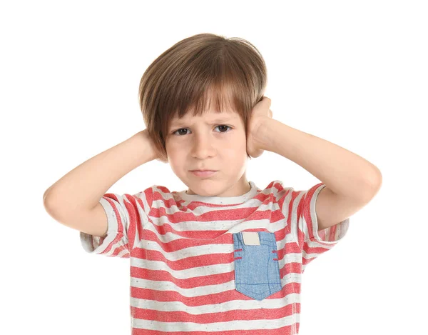 Niño Emocional Cubriendo Las Orejas Con Las Manos Sobre Fondo — Foto de Stock