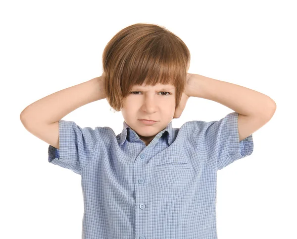 Emotionaler Kleiner Junge Der Ohren Mit Händen Auf Weißem Hintergrund — Stockfoto