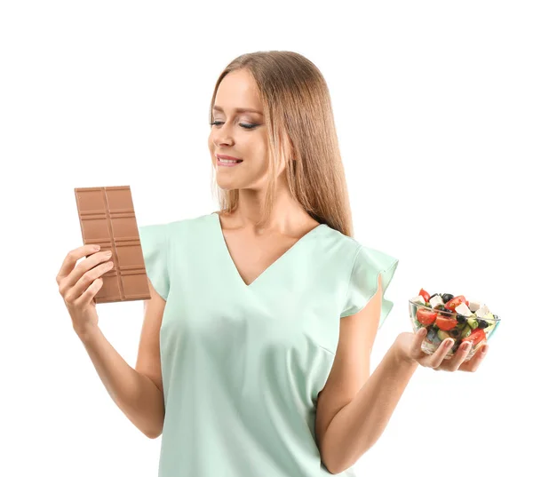 Mulher Bonita Escolhendo Entre Salada Legumes Frescos Chocolate Fundo Branco — Fotografia de Stock