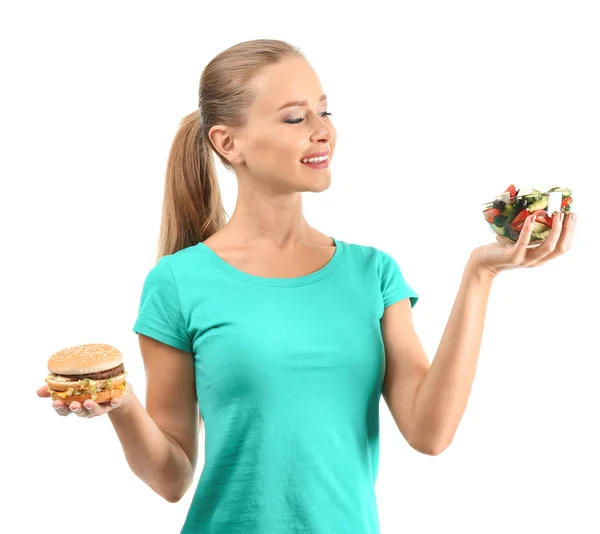 Красивая Женщина Выбирает Между Свежим Овощным Салатом Гамбургером Белом Фоне — стоковое фото