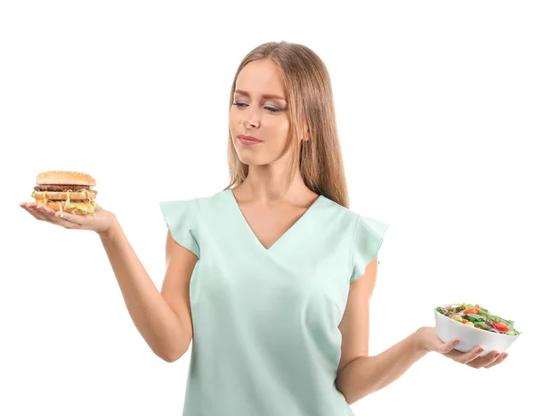 Mooie Vrouw Kiezen Tussen Verse Groenten Salade Hamburger Witte Achtergrond — Stockfoto