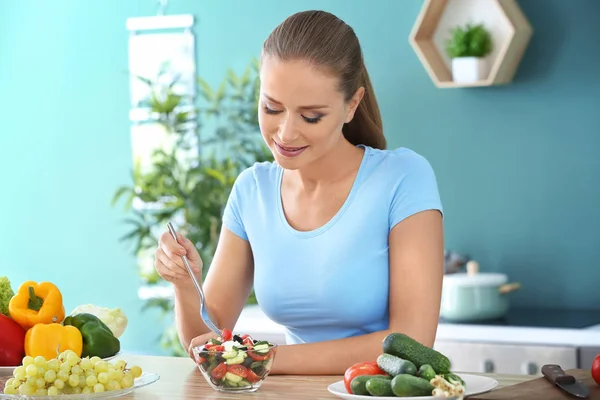 Vacker Kvinna Äta Färska Grönsaker Sallad Köket — Stockfoto