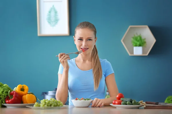 Vacker Kvinna Äta Färska Grönsaker Sallad Köket — Stockfoto