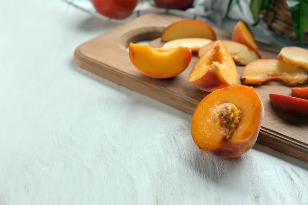 Board Fresh Cut Peaches White Wooden Table — Stock Photo, Image