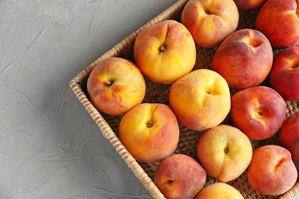 Basket Fresh Peaches Light Table — Stock Photo, Image
