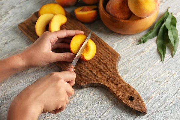 Woman Cutting Fresh Peaches Wooden Table — Stock Photo, Image
