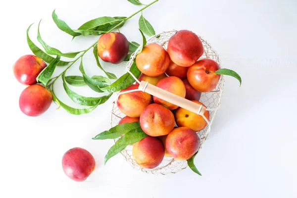 Cesta Com Pêssegos Doces Frescos Mesa Branca — Fotografia de Stock