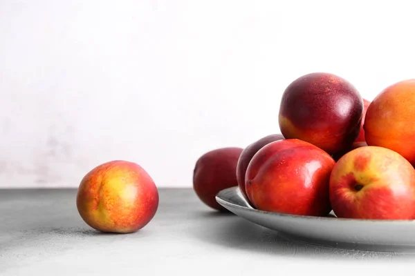 Plate Fresh Sweet Peaches Table — Stock Photo, Image