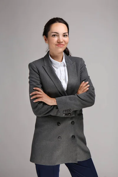 Beautiful Businesswoman Grey Background — Stock Photo, Image